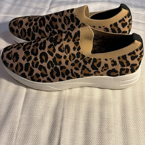 2/$30 Steve Madden Slip on Cheetah print sneakers size 10 - Picture 9 of 11